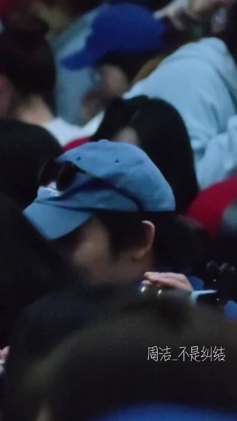 哇塞！董子健去看王俊凯的话剧了，好哥俩关系这个铁