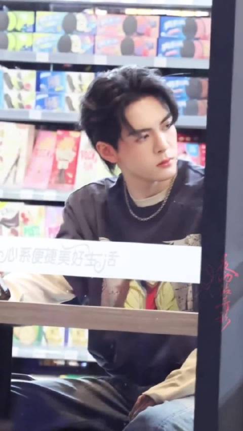 曾舜晞《交换人生》便利店路透曝光，笑容萌态十足