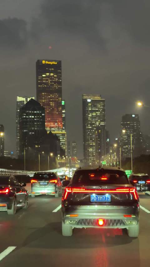 车手周冠宇亮相活动引粉丝关注