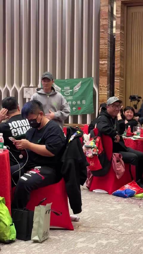 陈小春和粉丝聚会