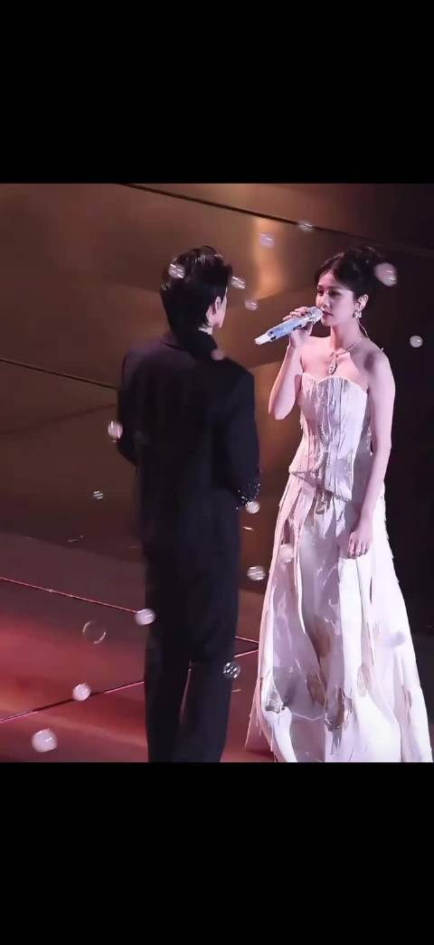 曾舜晞太勇了吧下面坐的全是白鹿的男主角