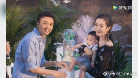 李佳航和李晟为儿子办百日宴，正面照大眼睛颜值超高！温馨幸福！