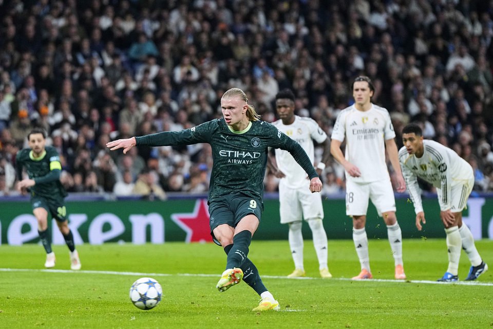 欧冠综述：曼城2-1逆转皇马！阿森纳6战全胜领跑，穆帅斩落意甲冠军