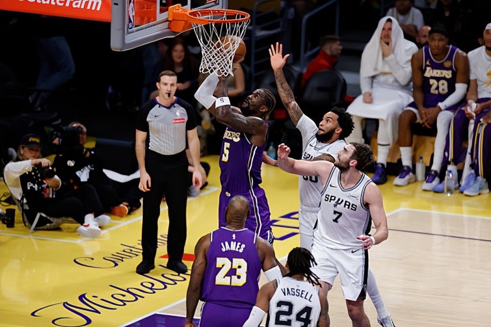 纯纯的蓝领中锋！湖人的打法完全没有发挥出艾顿各方面的潜能？