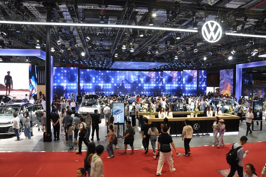 2025年5月2日，上海车展的大众汽车展台。视觉中国 图