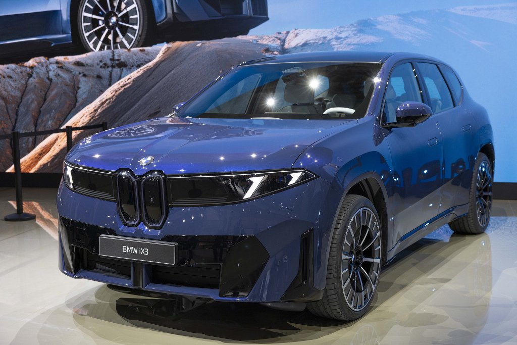 当地时间2025年10月29日，日本东京，2025日本移动出行展上的宝马iX3电动SUV。视觉中国 图