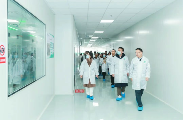 △媒体嘉宾参观全国首条全碳型锂离子电容器生产线。