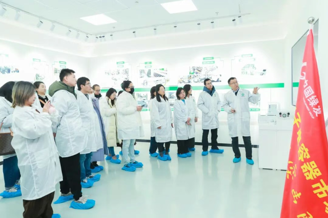 △媒体嘉宾参观全国首条全碳型锂离子电容器生产线。