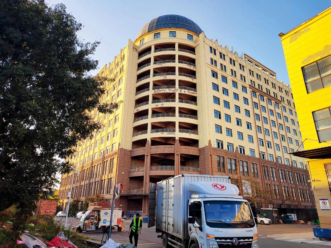 亳州圆通物流园1号楼（主楼），建成8年室内仍未装修，处于闲置状态。记者 周群峰