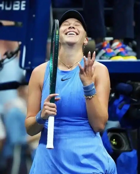 阿尼西莫娃趣味问答称丝袜适合做外科医生，网友：冠军间心心相惜