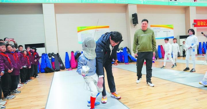 奥运冠军仲满点赞合肥“小剑客”