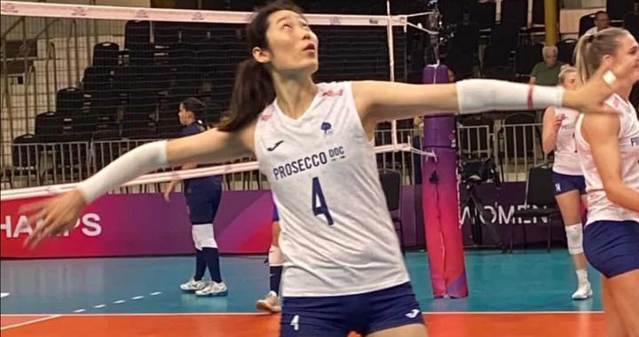 朱婷休战科内进四强！桑田雷利不满场馆简陋，转播商用手机播比赛