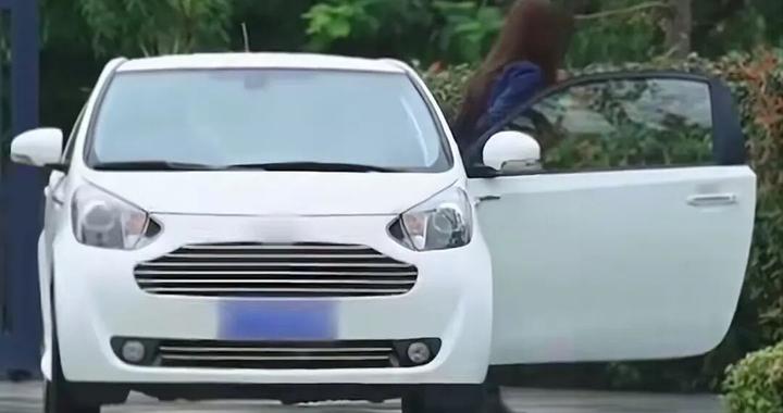 千万粉丝网红“痞幼”开阿斯顿·马丁微型车上恋综，被误认为是“老头乐”，经纪人回应：豪车是租的