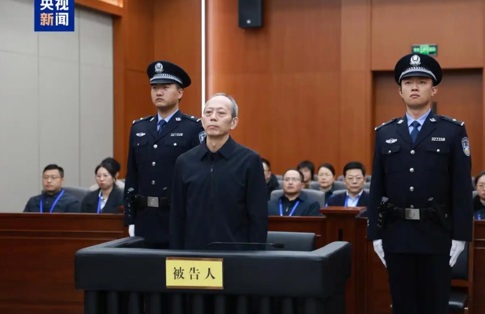 当苟仲文的命运尘埃落定，我们除了“弹冠相庆”，还应警惕什么？