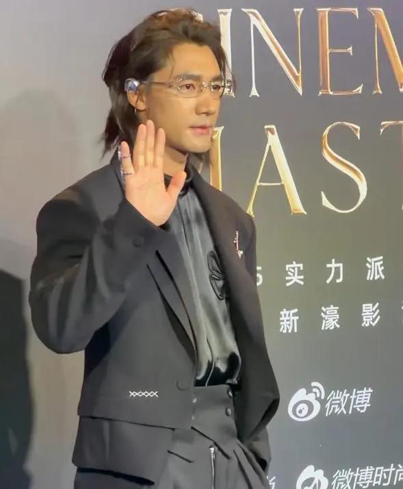 澳门这一天，李梦穿睡衣就来了，陈伟霆穿搭像神父，昆凌斜方肌抢镜