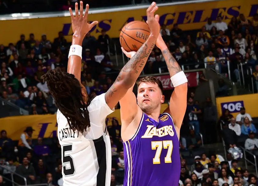 詹姆斯19+15+8，湖人出局！马刺7人上双，湖人一战出现三个问题