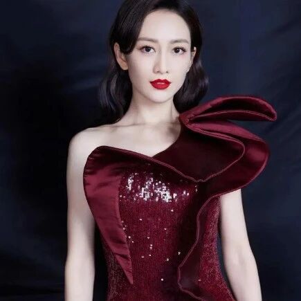 何九华背着王鸥偷吃外围？向佐在丁真面前装上了？黄景瑜不敢回应和金晨关系？王俊凯挑战话剧想拿奖？