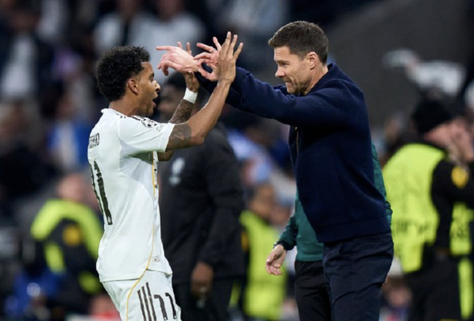 皇马温情一幕！24岁妖王终破32场球荒 8万人前一头扎进阿隆索怀里