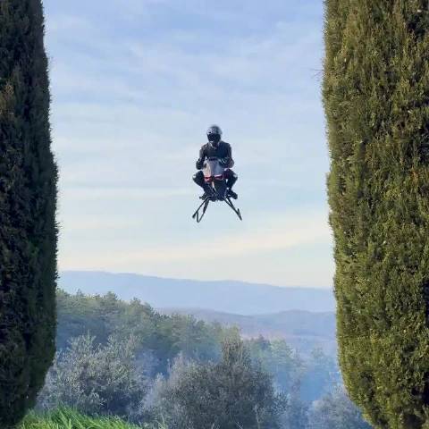 飞行摩托，看上去不错呢！