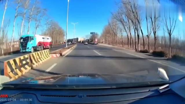 老头乐任性变道，视频车刹车烫脚！你认为谁的责任更大？