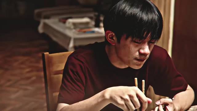 “父亲这一巴掌 打的不是儿子 而是无能为力的自己”