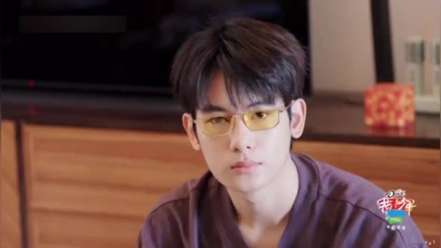 胡先煦北京的家，边撸猫边收拾行李，主打一个想到什么拿什么