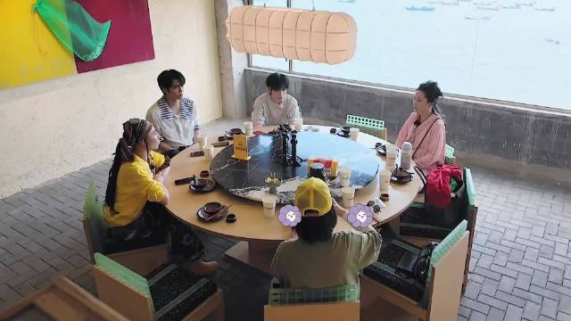 张柏芝自曝童年因父母离婚开心拍手