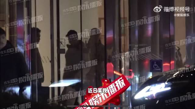 演员孙浩聚会后当街小便四处张望