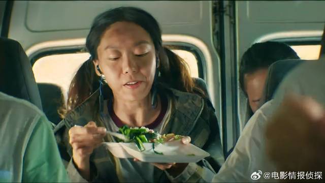 美女演死尸前吃饭，车速太快饭都飞起来了，笑喷了！