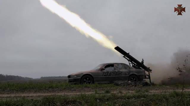 乌军改装宝马7系为火箭炮平台袭击俄军