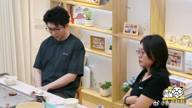 李维嘉曾经这么帅呢，骑车路过被喊刘德华，嘴角难压