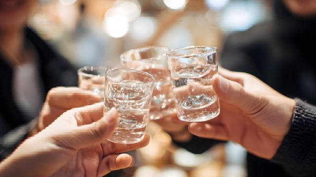 喝酒后无证驾摩托摔亡家属起诉同饮者