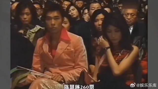 2000年叱咤乐坛颁奖礼王菲获最喜爱女歌手，谢霆锋庆功宴教开香槟