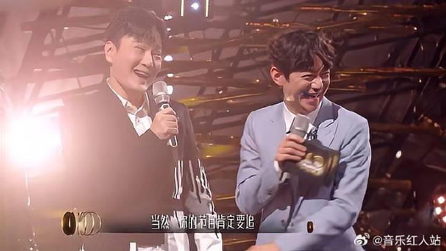 陈立农中场休息，与张信哲狂捧何炅，引全场狂笑！