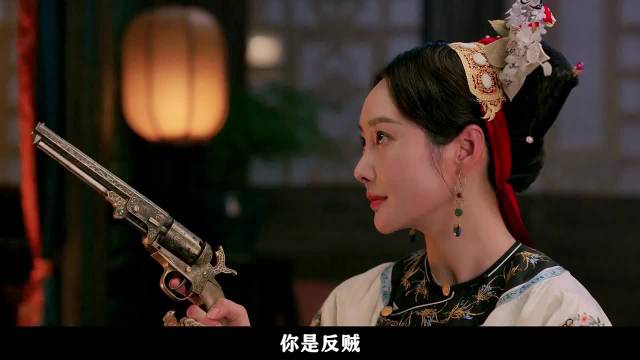 李纯周迅同款额饰对比，年龄妆造成关键差异