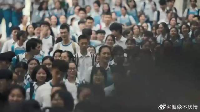 易烊千玺骑机车带周冬雨兜风这段，看了10遍，太帅了！