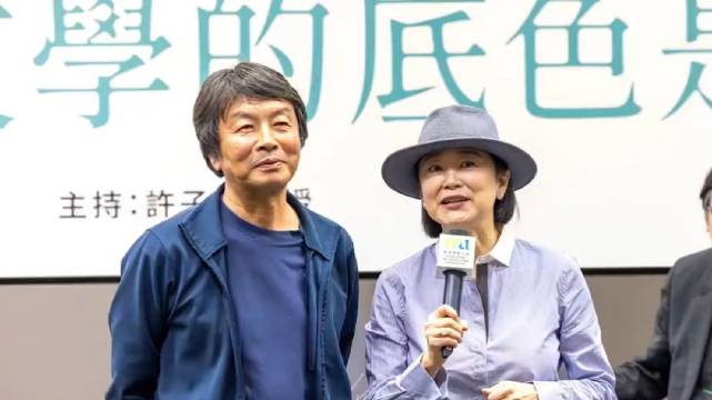 女神林青霞现身刘震云讲座，俩人幽默对话，影后秒变迷妹！