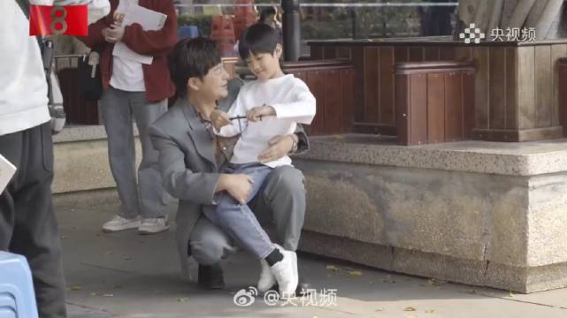 张颂文片场化身孩子王逗娃