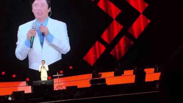 老夫妻金婚重温浪漫，老太太胸口温热引老头子揭晓答案