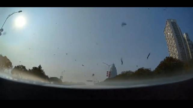 这视频车撞护栏，撞得有点冤枉！