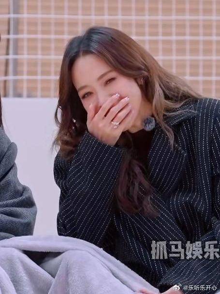 侯佩岑管乐蛐蛐叶童，谁料自己是小丑，被两人对话笑死