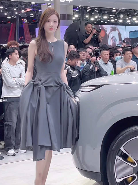 广州车展腾势展台车模牛牛亮相