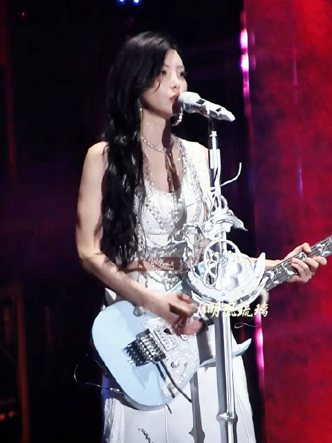 于文文《女孩爱上电吉他》