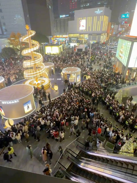 周翊然米黄色西装亮相，贵公子气质拉满，现场人气太顶了！