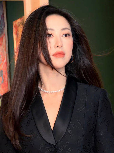 王亚飞为朱珠打造松弛优雅妆容