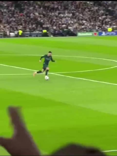 欧冠皇马1-2遭曼城逆转，吕迪格撞倒谢尔基染黄