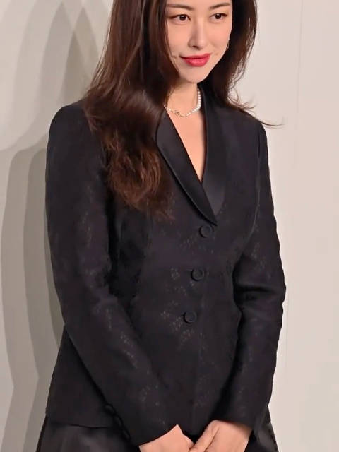 朱珠两套黑色造型演绎典雅与法式风情