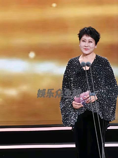 张凯丽听劝改穿搭，告别短裤露腿造型