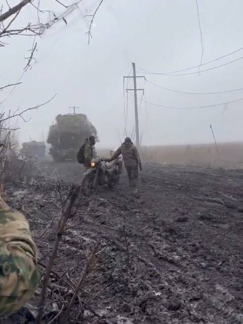 俄乌战场坦克变篷车、部队骑摩托