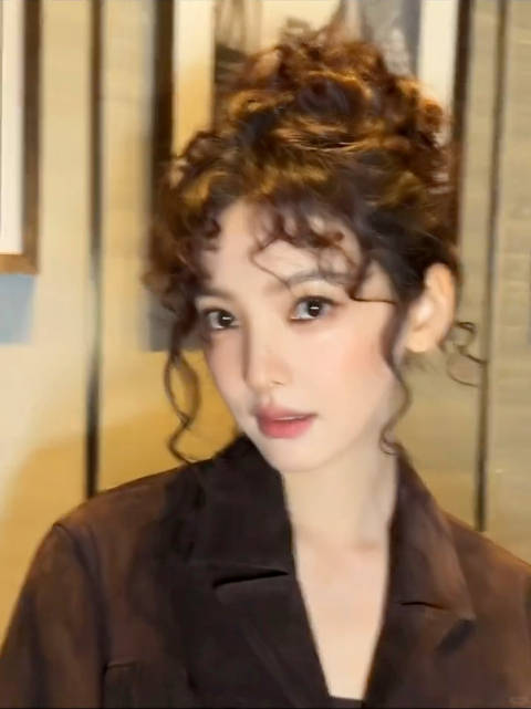 第一次看到章若楠这个发型，没想到居然也这么好看，果然还是五官太硬了